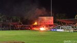 Potret Penonton Laga Persiraja vs PSMS Bakar Fasilitas Stadion