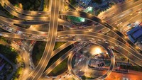 Lanjut ada simpang susun Xinzhuang, Nanjing, China, saat malam hari yang sangat indah. Lanskap ini dipotret pada 5 Mei 2022.