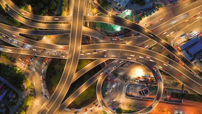 Dalam sutu kota besar di dunia terdapat jalan raya dengan simpang susun. Berikut ini lanskap simpang susun terindah saat malam hari. Penasaran?