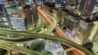 Berikutnya, ada simpang susun di kawasan Tokyo, Jepang. Lanskap ini terlihat sangat indah saat malam hari, setuju?