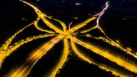 Dari daratan Inggris ada sebuah simpang susun yang terdiri dari jalan tol, jalan raya dan jalur rel. Lanskap ini diambil pada 6 Juli 2019.