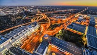 Dari Jerman, simpang susun kala senja di kawasan Berlin memberikan pemandangan yang mempesona. Lanskap ini dijepret pada 3 Juli 2019.