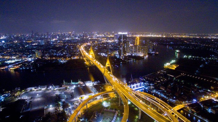 Dalam sutu kota besar di dunia terdapat jalan raya dengan simpang susun. Berikut ini lanskap simpang susun terindah saat malam hari. Penasaran?