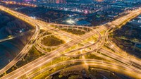 Foto dorne ini memperlihatkan lanskap simpang susun Huaian, Provinsi Jiangsu, China. Infrastruktur ini semakin indah dengan tata cahaya dimalam hari. Foto ini diambil pada 2 Maret 2021 lalu.