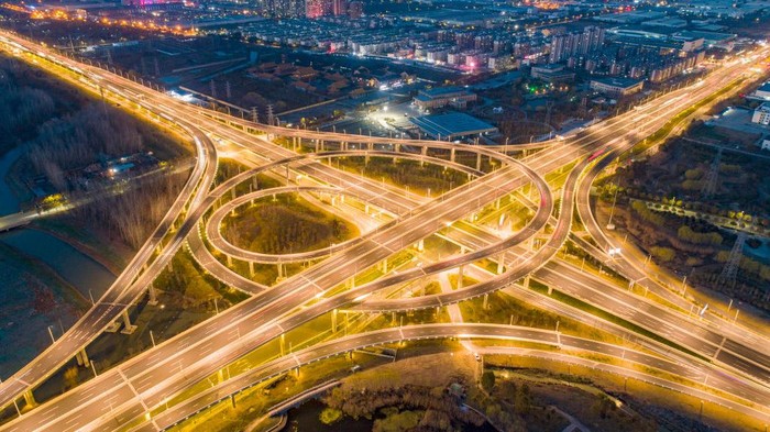 Lanskap Simpang Susun Paling Indah di Berbagai Belahan Dunia Dalam sutu kota besar di dunia terdapat jalan raya dengan simpang susun. Berikut ini lanskap simpang susun terindah saat malam hari. Penasaran?