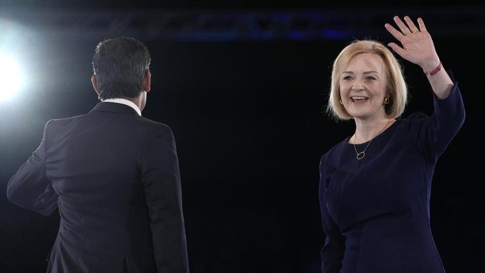 FILE - Liz Truss, right, waves, and Rishi Sunak stands next to her on stage after a Conservative leadership election hustings at Wembley Arena in London, Wednesday, Aug. 31, 2022. Britains new leader, Liz Truss, is the child of left-wing parents who grew up to be an admirer of Conservative Prime Minister Margaret Thatcher. Now she is taking the helm as prime minister herself, with a Thatcherite zeal to transform the U.K. One colleague who has known Truss since university says she is “a radical” who wants to “roll back the intervention of the state” in people’s lives, just as Thatcher once did. (AP Photo/Kirsty Wigglesworth, File)