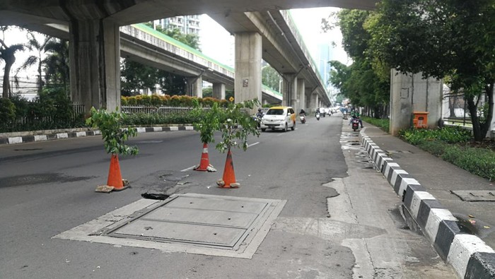 Lubang di Tengah Jalan Sebelum Flyover Kapten Tendean Jaksel (Jabbar-detikcom)