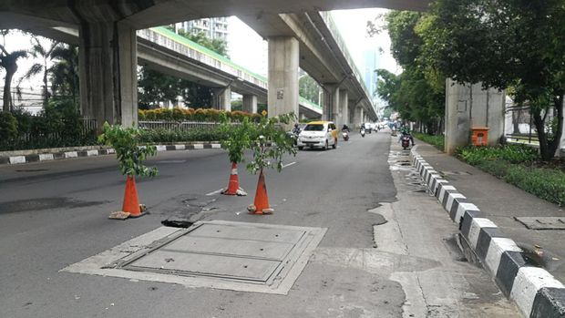 Lubang di Tengah Jalan Sebelum Flyover Kapten Tendean Jaksel (Jabbar-detikcom)