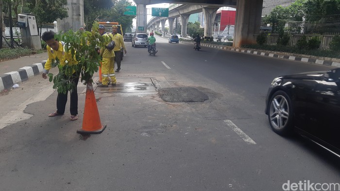 Lubang Jl Kapten P Tendean sudah ditambal, 6 September 2022 siang. (Danu Damarjati/detikcom)