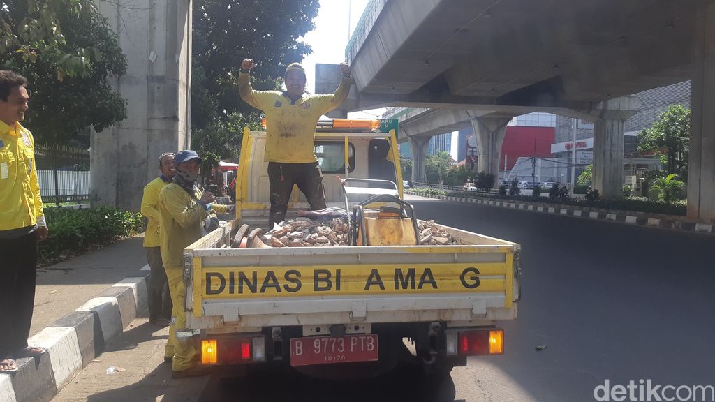 Lubang Jl Kapten P Tendean sudah ditambal, 6 September 2022 siang. (Danu Damarjati/detikcom)