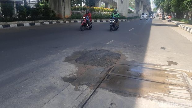 Lubang Jl Kapten P Tendean sudah ditambal, 6 September 2022 siang. (Danu Damarjati/detikcom)