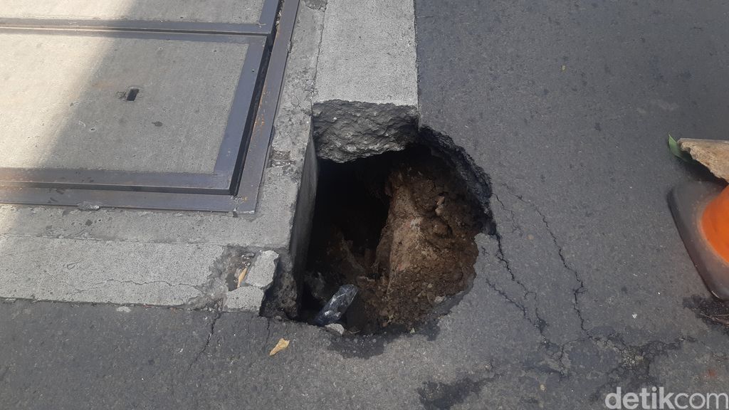 Lubang Jl Kapten Tendean, Jaksel, 6 September 2022. (Danu Damarjati/detikcom)