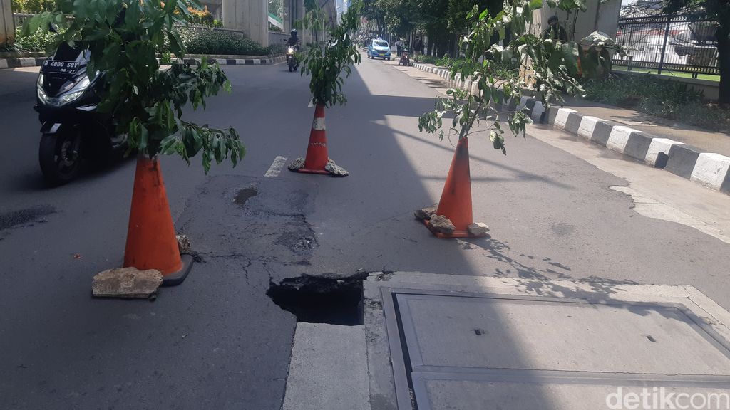 Lubang Jl Kapten Tendean, Jaksel, 6 September 2022. (Danu Damarjati/detikcom)