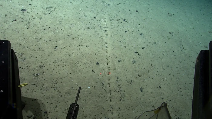 Lubang misterius di dasar laut