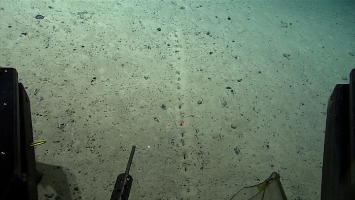 Lubang misterius di dasar laut
