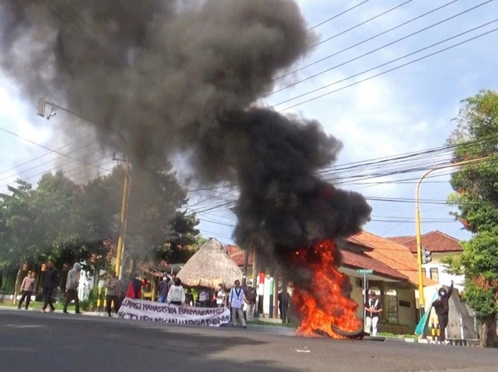 Mahasiswa Bakar Ban Bekas di Depan Gedung DPRD Banyuwangi