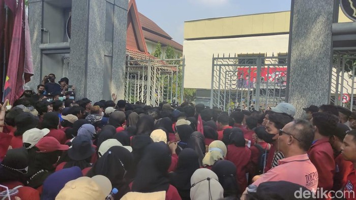 Mahasiswa di Sidoarjo demo kenaikan harga BBM di DPRD setempat