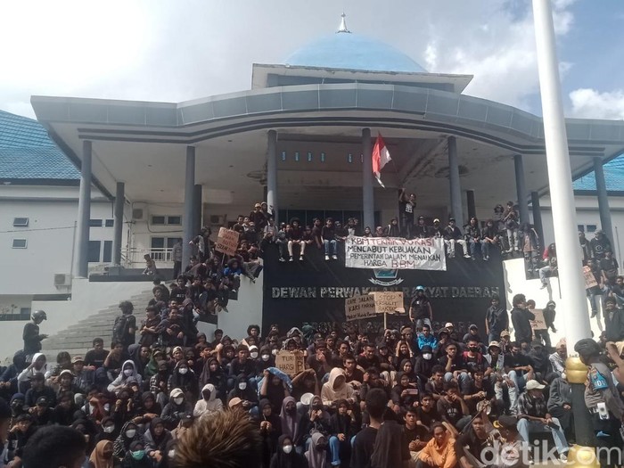 Mahasiswa menduduki kantor DPRD Kendari saat demo penolakan kenaikan harga BBM.