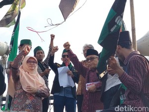 Datangi Mahasiswa, Anggota DPR F-PKS Pamer Walk Out dari Paripurna DPR