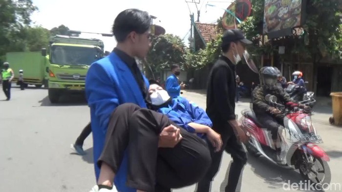 Mahasiswi pingsan di sela demo tolak kenaikan BBM di Purwakarta.