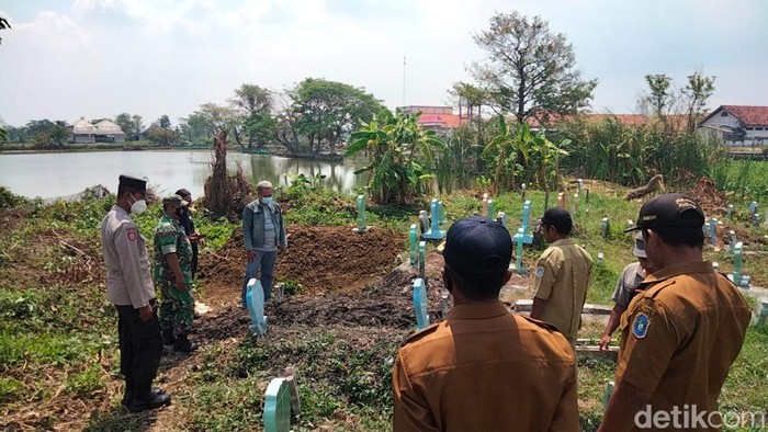 Makam yang dibongkar dan tali pocong jenazah hilang di Lamongan