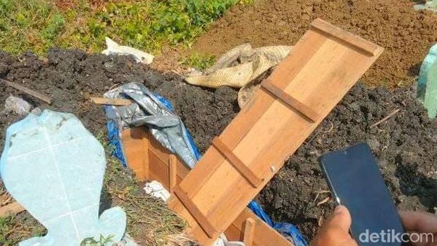 Makam yang dibongkar dan tali pocong jenazah hilang di Lamongan