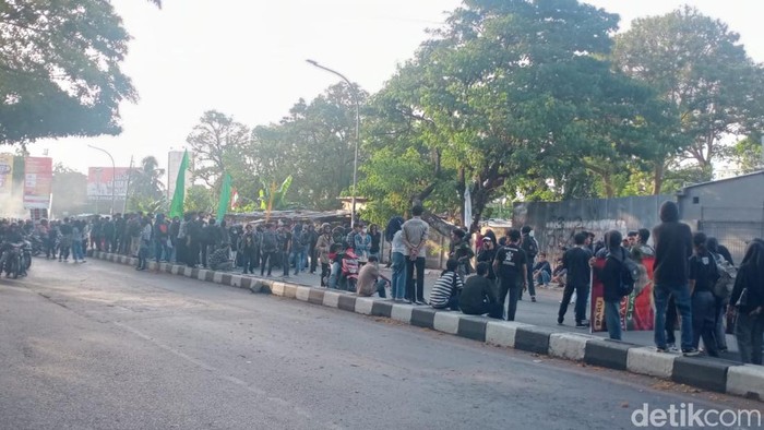 Massa mahasiswa di Makassar, Sulawesi Selatan (Sulsel) kembali menggelar unjuk rasa menolak kenaikan harga BBM di Jalan Sultan Alauddin Makassar.