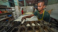 Produsen roti di Sri Lanka masih beroperasi menggunakan kayu bakar di Kolombo, Sri Lanka, 3 September 2022. 