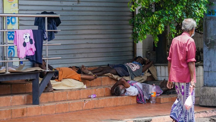 Makin Miris, Begini Kondisi Warga Sri Lanka yang Dilanda Krisis Ekonomi Old man walk in public road on Colombo, sri lanka. September 03, 2022. Sri Lanka is currently facing a political and economic crisis. (Photo by Thilina Kaluthotage/NurPhoto via Getty Images)