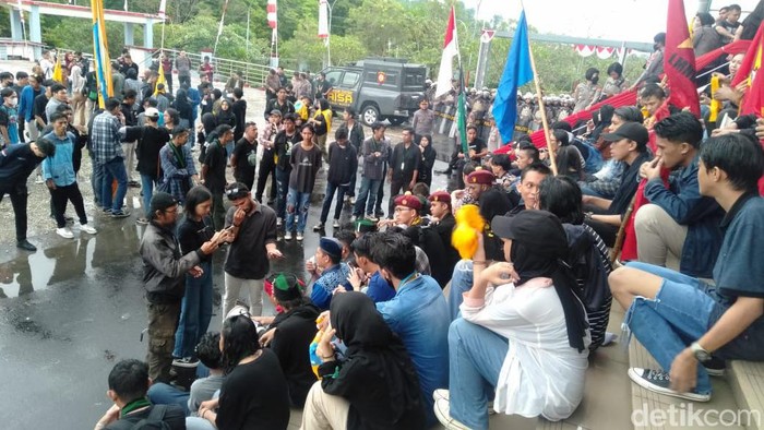 Mahasiswa di Manado, Sulawesi Utara (Sulut) unjuk rasa di kantor DPRD Sulut menolak kenaikan harga BBM.