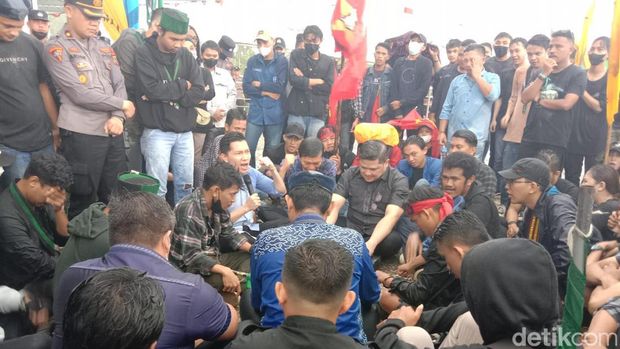 Massa aksi tolak kenaikan harga BBM terlibat saling dorong dengan polisi di kantor DPRD Sulut.