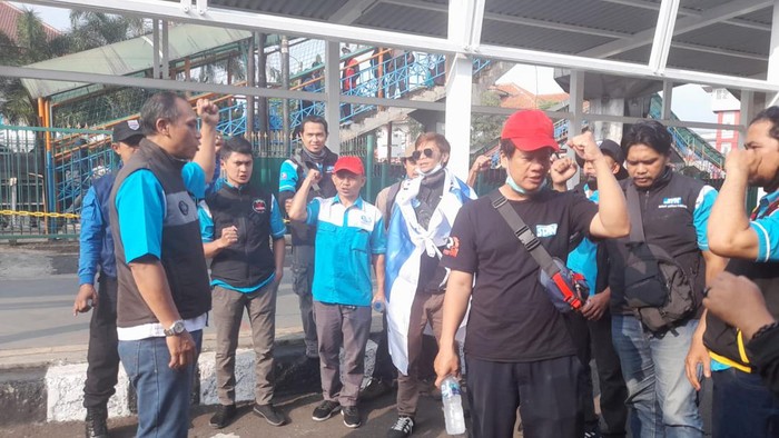 Massa buruh berangke ke Jakarta untuk berdemo dengan menggunakan KRL dari Stasiun Bogor.