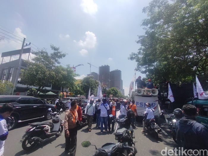 Massa buruh di Surabaya