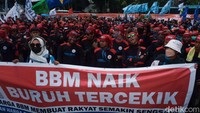 Massa buruh membawa berbagai poster serta spanduk tuntutan.