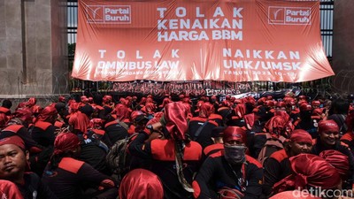 Penampakan Massa Buruh Tolak Kenaikan Harga BBM di depan DPR