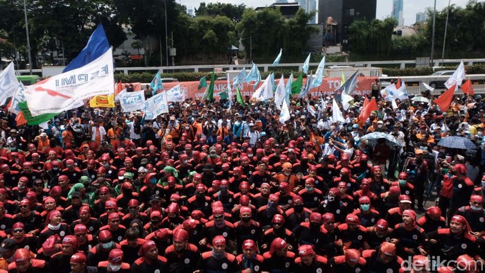 Massa buruh menggelar demonstrasi di depan gedung DPR, Jakarta, hari ini. Mereka menolak kenaikan harga BBM.