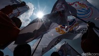 Berbagai bendera federasi buruh dikibarkan.