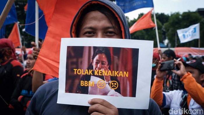 Massa Buruh Geruduk DPR, Tolak Kenaikan BBM Massa buruh menggelar demonstrasi di depan gedung DPR, Jakarta, hari ini. Mereka menolak kenaikan harga BBM.