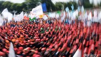 Suasana demo menolak kenaikan harga BBM oleh massa buruh di depan gedung DPR, Jakarta, Selasa (6/9/2022).