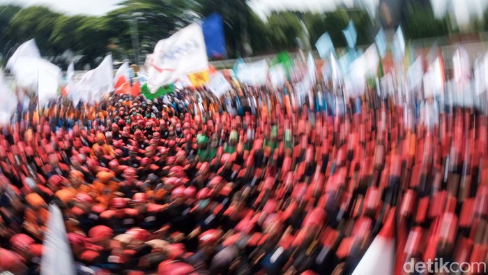 Massa Buruh Geruduk DPR, Tolak Kenaikan BBM Massa buruh menggelar demonstrasi di depan gedung DPR, Jakarta, hari ini. Mereka menolak kenaikan harga BBM.