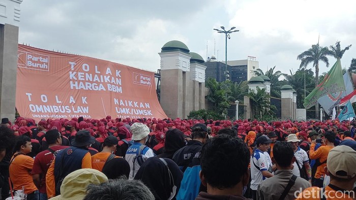Massa buruh meminta DPR membentuk pansus terkait kenaikan harga BBM. Jika tuntutan tak diwujudkan , meereka meminta DPR bertanggung jawab jika ada kerusuhan. (Khairul M/detikcom)
