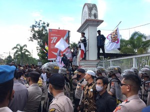 Demo BBM Ricuh Lagi, Mahasiswa Paksa Masuk Gedung DPRD NTB