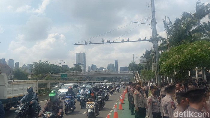 Massa Demo Tolak BBM Naik Mulai Berdatangan ke DPR, Lalin Macet