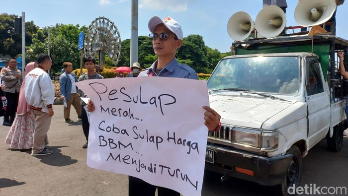 Massa DPP Gema Keadilan berkumpul di kawasan Patung Kuda, Jakarta. Mereka menggelar demonstrasi menolak kenaikan harga bahan bakar minyak (BBM). (Silvia Ng/detikcom)