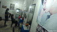 Ia mematok harga potong rambut untuk perempuan Rp 30 ribu, laki-laki Rp 20 ribu, dan anak-anak Rp 15 ribu.