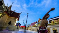 Seorang petarung amatir melakukan pemanasan menjelang duel bawah tanah yang diselenggarakan kelompok Fight Club Thailand, di sebuah kuil di provinsi Nonthaburi, di pinggiran Bangkok, Thailand, Sabtu, (27/8/2022). Di ibu kota Thailand, petarung-petarung amatir kerap berkumpul di sebuah klub bawah tanah untuk bertukar tinju bahkan menumpahkan darah.