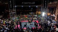 Walaupun hanya berstatus laga amatir, duel di kuil ini diminati oleh banyak orang. Terlihat ratusan orang berkumpul memadati sekitar arena pertandingan.