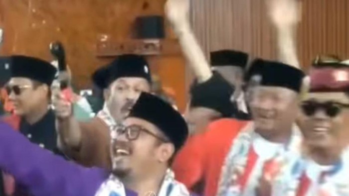 Momen anggota DPRD Kota Depok jogel di HUT ke-23.
