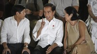 Jokowi dan Marcos Jr menikmati alunan lagu yang dinyanyikan oleh band di acara Monday Replay Sarinah. Keduanya juga tampak berbincang-bincang santai.  