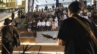Jokowi dan Marcos Jr juga sempat untuk menonton live music di Sarinah. Jokowi ditemani Menteri BUMN Erick Thohir.  
